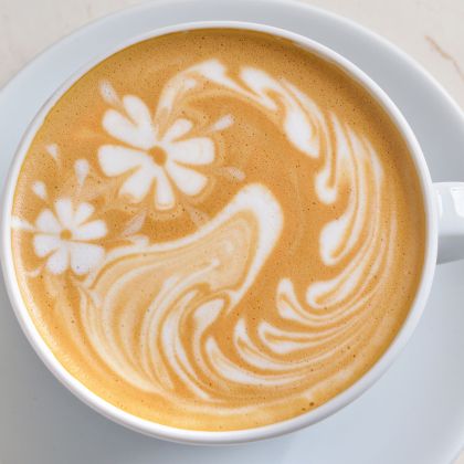 Eltern-Auszeit im Familiencafé: Ein liebevoll zubereiteter Kaffee mit Latte Art versüßt die Pause vom Spielstadt-Trubel.