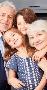 Großeltern mit Enkelkindern beim Oma & Opa Tag