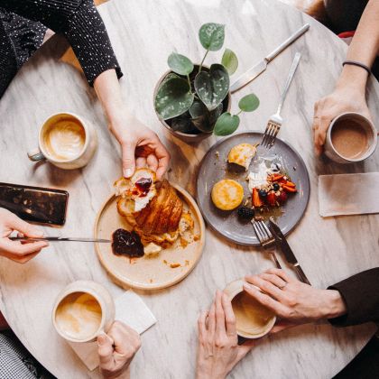 Blick von oben auf den Frühstückstisch im Familiencafé.